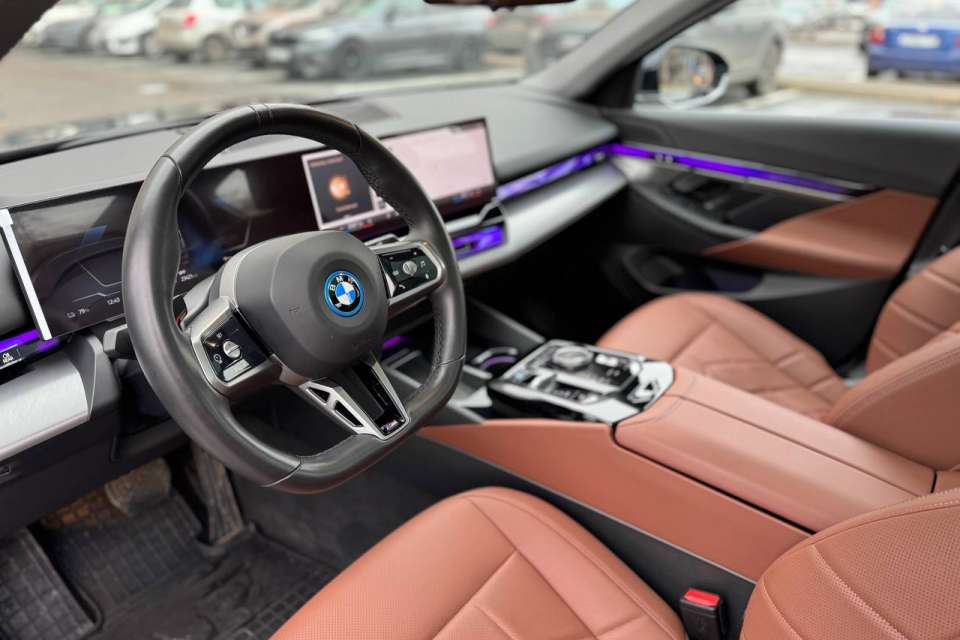 Аренда BMW i5 eDrive 35L в Санкт-Петербурге. Фото 2.