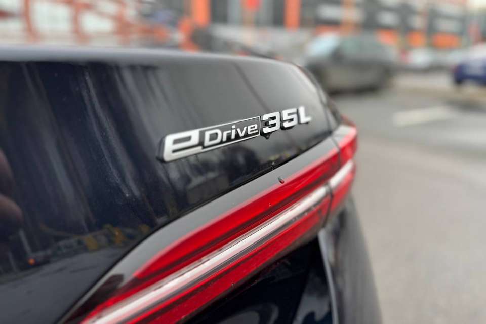 Аренда BMW i5 eDrive 35L в Санкт-Петербурге. Фото 1.