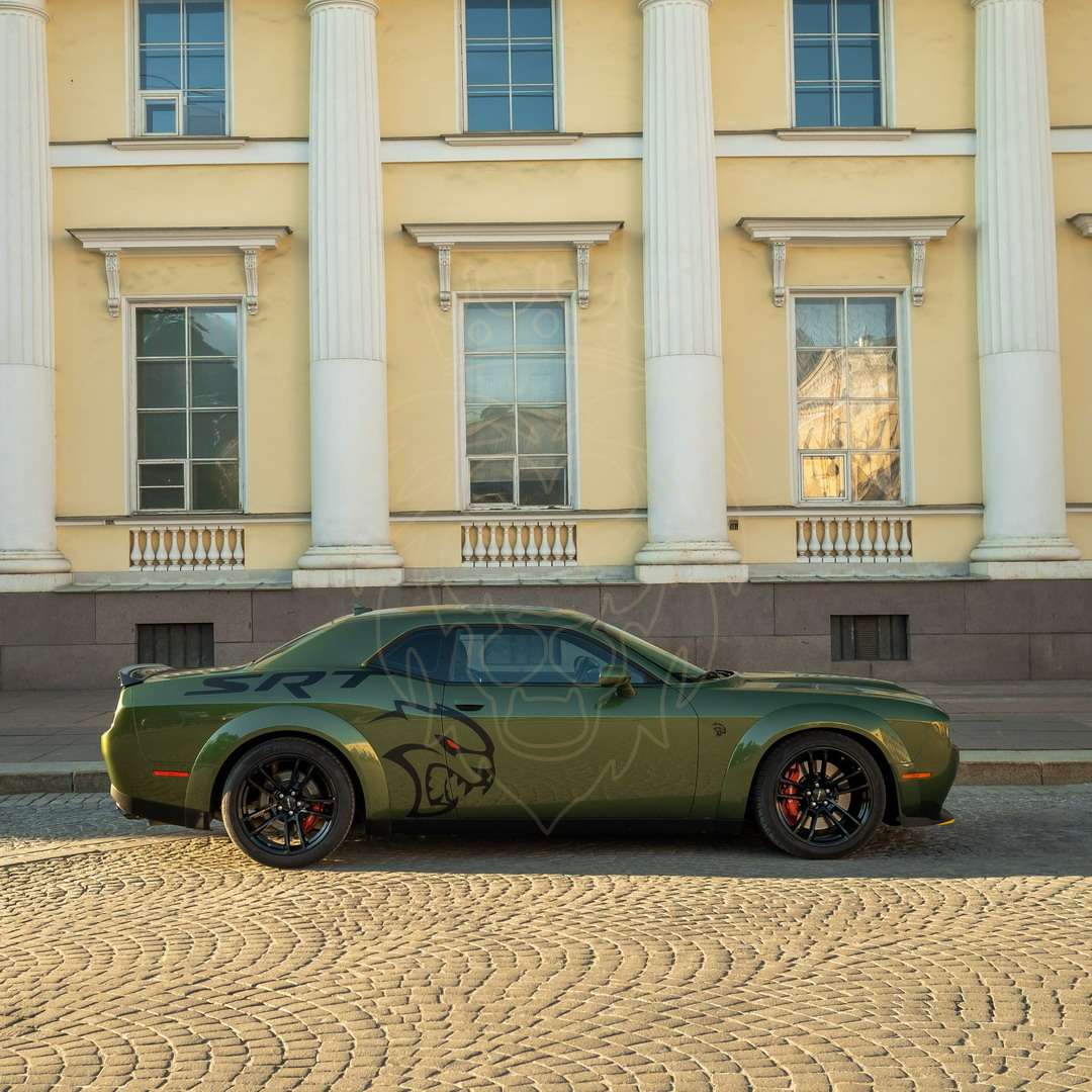 Аренда Dodge Challenger Hellcat Redeye SRT в Москве без водителя - GaleonCar